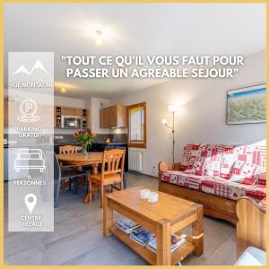 ein Wohnzimmer mit Sofa und Tisch in der Unterkunft Appt Cosy centre ville à 5 min des stations de ski in Saint-Jean-de-Sixt