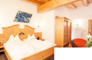 Łóżko lub łóżka w pokoju w obiekcie Mooshaus Winterresort