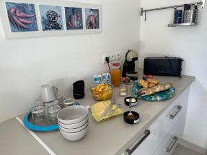 - un comptoir de cuisine avec de la nourriture et des boissons dans l'établissement Guadeloupe Evasion Passion, à Saint-François
