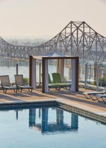 Бассейн в Four Seasons St. Louis или поблизости