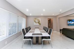 ein Esszimmer mit Tisch und Stühlen und einer Couch in der Unterkunft Premium Luxury 5BR & 3BA Villa near Hollywood Beach in Hollywood + 35 Fotos