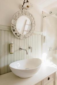 a bathroom with a white sink and a mirror at Casa Ulivo in Šilo