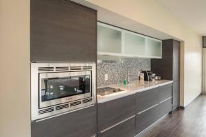 Cucina o angolo cottura di SpringHill Suites by Marriott Fort Worth Fossil Creek