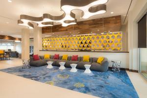 un soggiorno con divano e tappeto blu di SpringHill Suites by Marriott Fort Worth Fossil Creek a Fort Worth