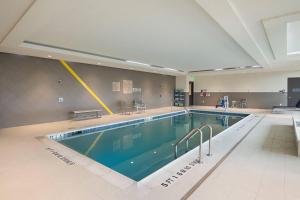Bazén v ubytování SpringHill Suites by Marriott Fort Worth Fossil Creek nebo v jeho okolí