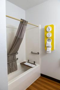 Koupelna v ubytování Garner Hotel Lincoln North by IHG