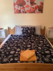 Postel nebo postele na pokoji v ubytování Poppy Flower Apartment