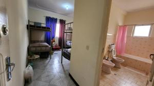 A bathroom at MEETING POINT HOSTEL-Praia Group Reservations