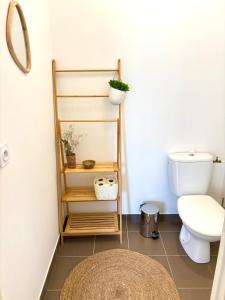 a bathroom with a toilet and a rug at Proche Genève - Cosy Appartement in Reignier