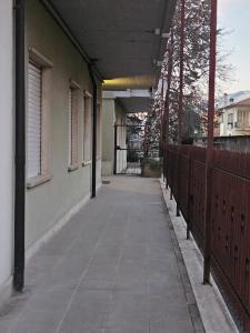 un marciapiede vuoto accanto a un edificio con recinzione di monte velino ad Avezzano