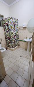 A bathroom at MEETING POINT HOSTEL-Praia Group Reservations
