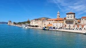 een groep gebouwen aan de oever van een rivier bij Apartman Vinka in Trogir