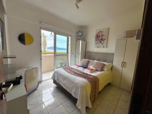 En eller flere senge i et værelse på Apto Vista Mar 50m da Praia com estacionamento - O Cantinho da Sol