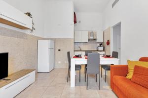 eine Küche und ein Wohnzimmer mit Tisch und Stühlen in der Unterkunft La Corte alle Porte di Milano in Paderno Dugnano