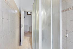 ein Bad mit einer ebenerdigen Dusche und einem begehbaren Kleiderschrank in der Unterkunft La Corte alle Porte di Milano in Paderno Dugnano + 16 Fotos