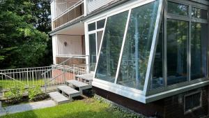 una veranda protetta da zanzariere di una casa con scale di Beliebte Lage mit Stellplatz 11KW type2 a Kiel