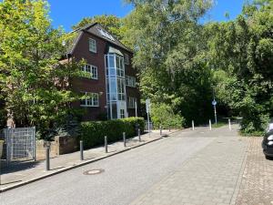 una casa in una strada di fronte a un edificio di Beliebte Lage mit Stellplatz 11KW type2 a Kiel
