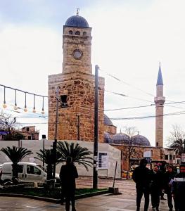 Et lokalt vartegn tæt på lejlighedshotellet