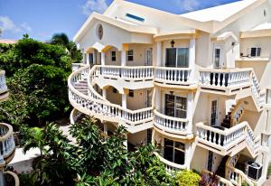 uma imagem de um edifício com varandas brancas em Pelican Reef Villas Resort em San Pedro