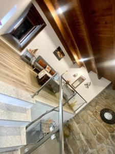 una vista sul soffitto di una scala in una casa di Quinta do Rio Douro - Turismo Rural Paços de Gaiolo, Porto a Paços de Gaiolo