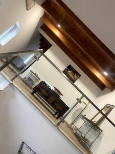 vista sul soffitto di una sala da pranzo con mensola in vetro di Quinta do Rio Douro - Turismo Rural Paços de Gaiolo, Porto a Paços de Gaiolo
