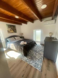 una camera da letto con un letto e un soffitto in legno di Quinta do Rio Douro - Turismo Rural Paços de Gaiolo, Porto a Paços de Gaiolo
