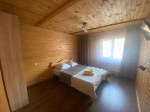 Postel nebo postele na pokoji v ubytování Між Тростяном та рікою + 40 fotografií