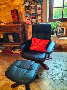 ヴィトラックにあるCharmante Maison Troglodyteの黒革の椅子(赤い枕付)