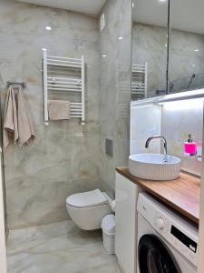 een badkamer met toilet en wastafel bij Elen's Bi Residence in Batoemi +19 foto's