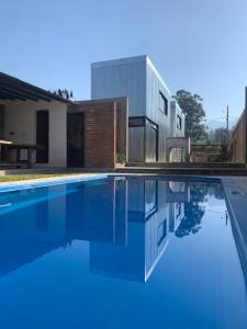 Tafí ViejoEspacio Yungas的房子前面的游泳池