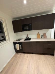 een keuken met een spoelbak en een aanrechtblad bij Sea breeze & silence - Kvaløysletta in Tromsø +34 foto's