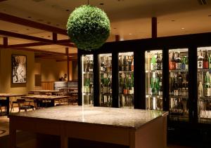 a restaurant with a bar with bottles of alcohol at APA Hotel Kanazawa Ekimae in Kanazawa