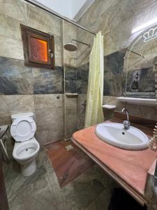 Koupelna v ubytování Sababa Hotel