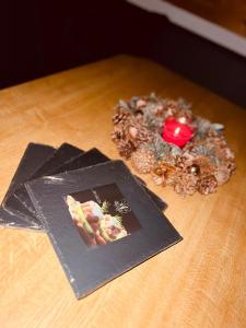 プフンツにあるApartment in Austriaの食べ物の写真が飾られたテーブル +10枚の写真