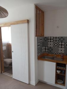 ein Badezimmer mit Waschbecken und Toilette in der Unterkunft La petite cabane in Villebarou