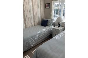 una piccola camera da letto con un letto e una finestra di The Warren O7 ad Abersoch Altre 16 foto
