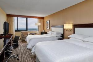Postel nebo postele na pokoji v ubytování Sheraton Denver West Hotel
