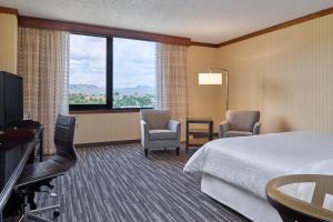 TV a/nebo společenská místnost v ubytování Sheraton Denver West Hotel