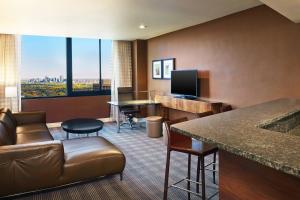 TV a/nebo společenská místnost v ubytování Sheraton Denver West Hotel