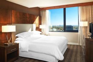 Postel nebo postele na pokoji v ubytování Sheraton Denver West Hotel