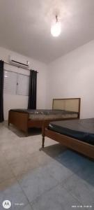 Habitación con 2 camas en una habitación con ventana en Casa Condomínio Praia Félix, en Ubatuba