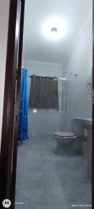 un baño con inodoro y lavabo en Casa Condomínio Praia Félix, en Ubatuba