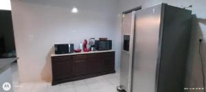 una cocina con refrigerador de acero inoxidable y encimera en Casa Condomínio Praia Félix, en Ubatuba 23 fotos más