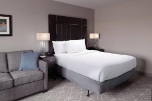 Un dormitorio con una cama grande y una silla. en TownePlace Suites by Marriott Providence North Kingstown, en North Kingstown 23 fotos más