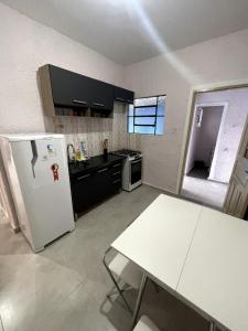 Η κουζίνα ή μικρή κουζίνα στο Casa de 3 quartos ao lado do Inatel