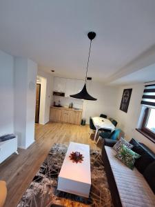 een woonkamer met een bank en een tafel bij M&G Jahorina in Jahorina