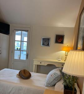 a hat sitting on top of a bed in a bedroom at Atico acogedor con vistas in Telde +16 photos