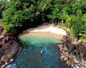 una vista aérea de una playa con agua turquesa en Casa Condomínio Praia Félix, en Ubatuba