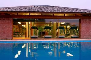Bazén v ubytování The Westin Sohna Resort & Spa nebo v jeho okolí