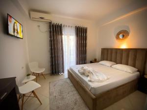 サランダにあるHotel Metaliのタオルが敷かれたベッドのある寝室 +41枚の写真